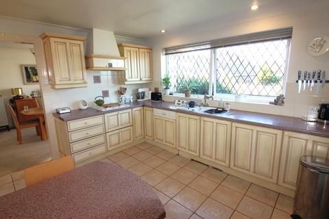 3 bedroom bungalow for sale, The Knowle, North Shore FY2