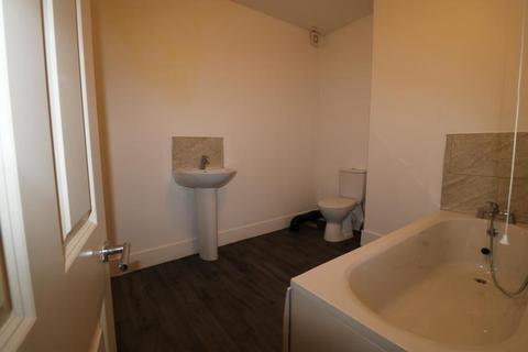 Flat to rent, Connop Road, Enfield, EN3