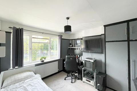 34 Coombe Road, Romford, RM3 0TX
