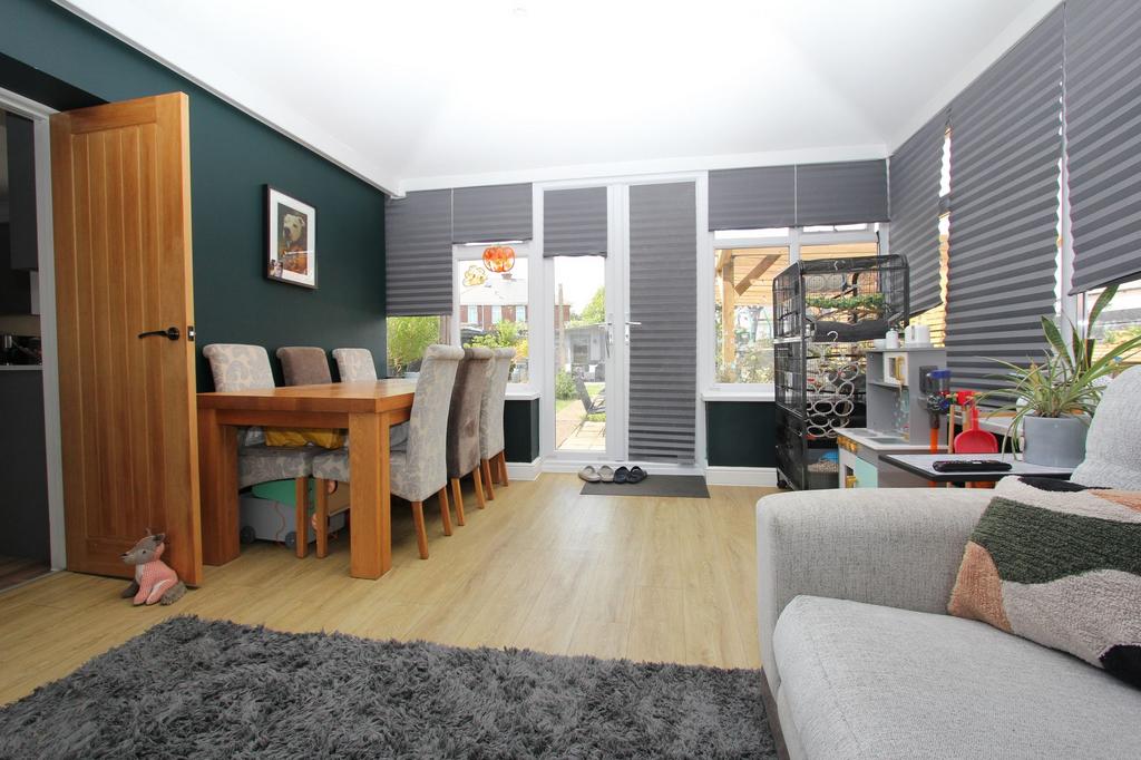 Borough Avenue, Barry, CF62 2 bed semi-detached house - £255,000