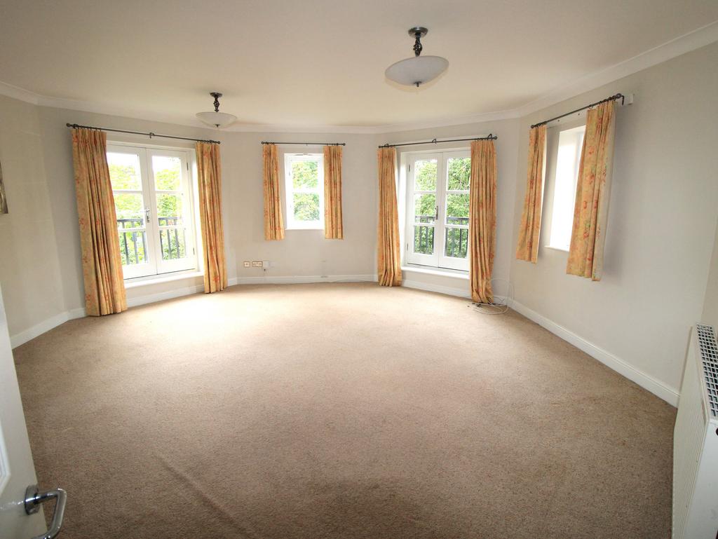 Deyncourt Gardens, Upminster RM14 2 bed apartment for sale £450,000
