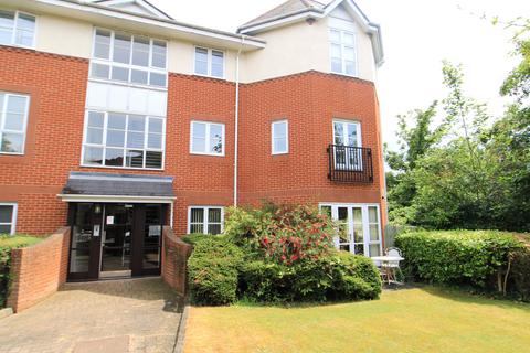 2 bedroom apartment for sale, Deyncourt Gardens, Upminster RM14