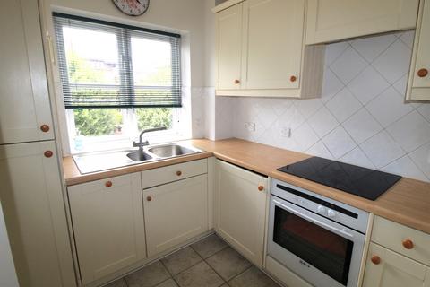 2 bedroom apartment for sale, Deyncourt Gardens, Upminster RM14