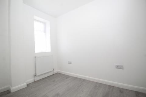 Studio to rent, Park Avenue, Park Royal, Middlesex, NW10