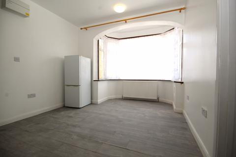 Studio to rent, Park Avenue, Park Royal, Middlesex, NW10