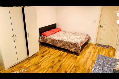2 bedroom flat to rent, High Street, Hounslow TW3