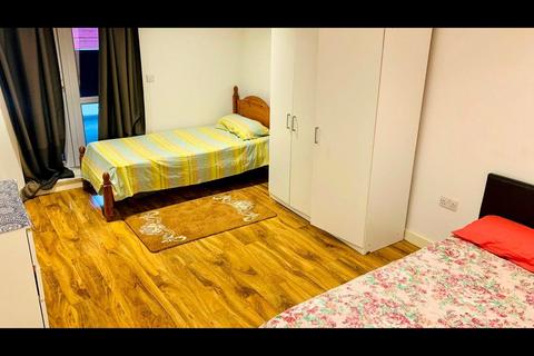 2 bedroom flat to rent, High Street, Hounslow TW3
