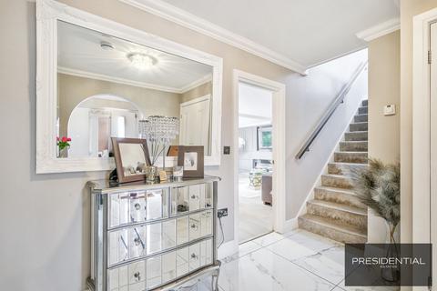 4 bedroom detached house for sale, Loughton IG10