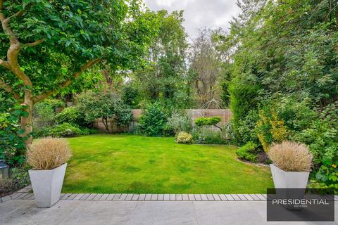 12 Garden Way, Loughton, IG10 2SF