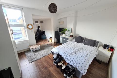 5 bedroom end of terrace house to rent, Bedford Road, East Finchley, N2