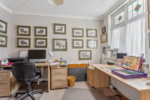 104 Park Avenue, Bushey, WD23 2BB