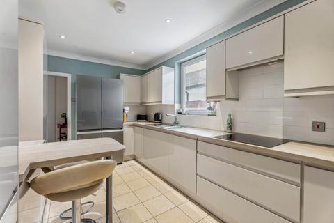 104 Park Avenue, Bushey, WD23 2BB