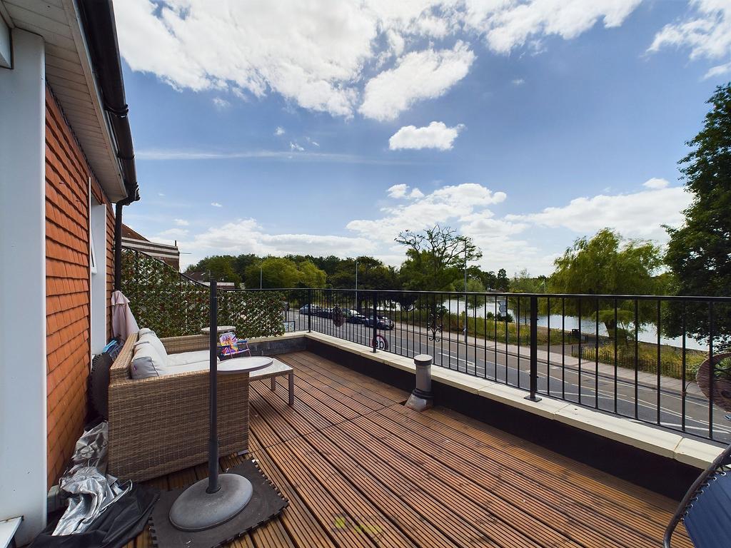 Balcony &amp; Baffins Pond View