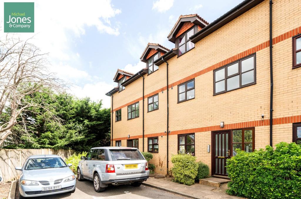 Carnforth Road, Lancing, West Sussex... 2 bed flat £1,200 pcm (£277 pw)