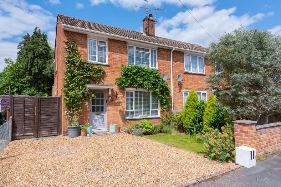 Camberley 3 bed semidetached house to rent £2,000 pcm (£462 pw)