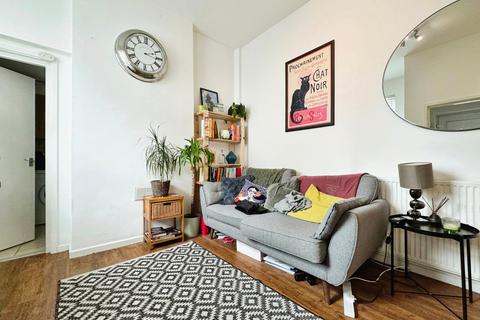 2 bedroom flat to rent, Central Road, West Didsbury, Manchester, M20