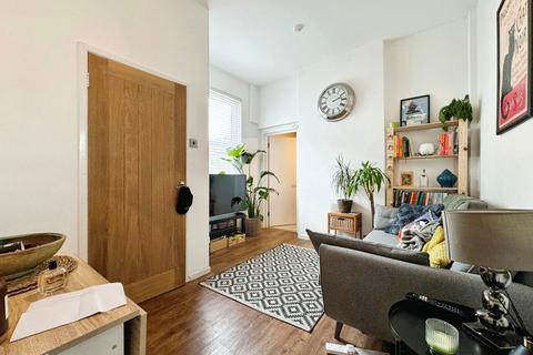 2 bedroom flat to rent, Central Road, West Didsbury, Manchester, M20