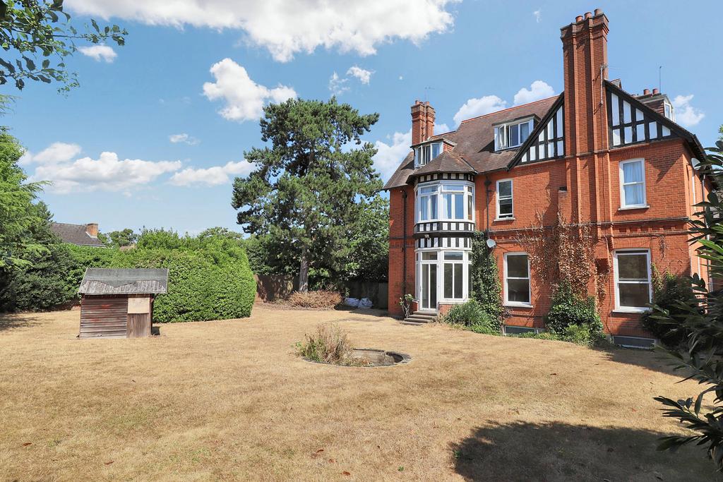 Oatlands Chase, Weybridge KT13 1 bed apartment to rent £1,850 pcm (£
