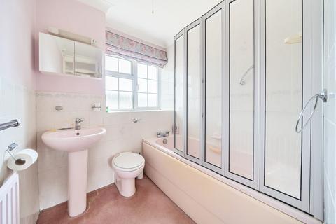 18 Madeira Road, West Byfleet, KT14 6DE