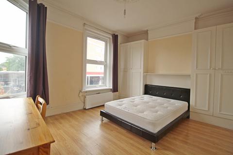 3 bedroom flat to rent, South Ealing Road,  South Ealing, W5