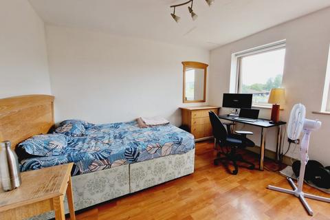 3 bedroom flat to rent, 377 - 379 Manchester Road, London