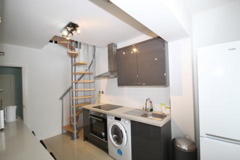 Studio to rent, Malvern Avenue, Harrow, Middlesex, HA2