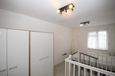 Studio to rent, Malvern Avenue, Harrow, Middlesex, HA2