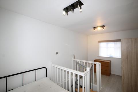 Studio to rent, Malvern Avenue, Harrow, Middlesex, HA2