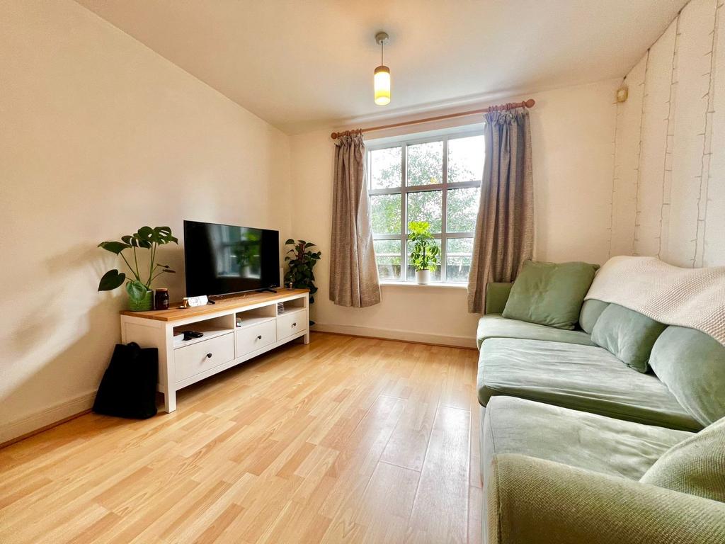 Kingsdale Drive, Menston, Ilkley... 2 bed flat £950 pcm (£219 pw)