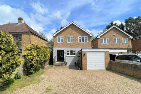 4 bedroom detached house to rent, Gloucester Drive, Staines TW18