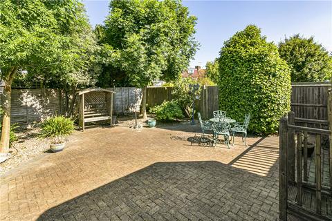 45 Hazel Close, Twickenham, TW2 7NS