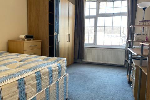 2 bedroom flat to rent, Ballards Lane, London, N3