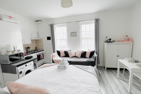 Studio to rent, London W12