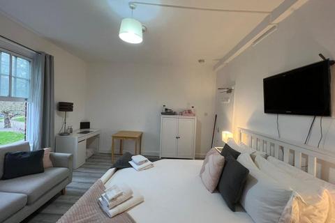 Studio to rent, London W12