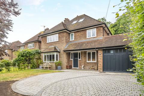 76 Manor Way, Guildford, GU2 7RR