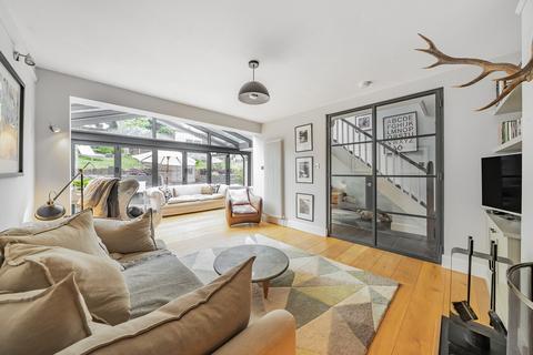 76 Manor Way, Guildford, GU2 7RR