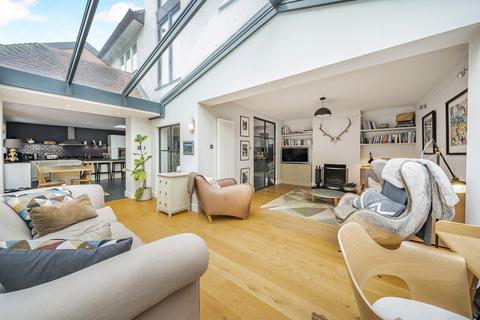 76 Manor Way, Guildford, GU2 7RR