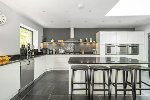 76 Manor Way, Guildford, GU2 7RR