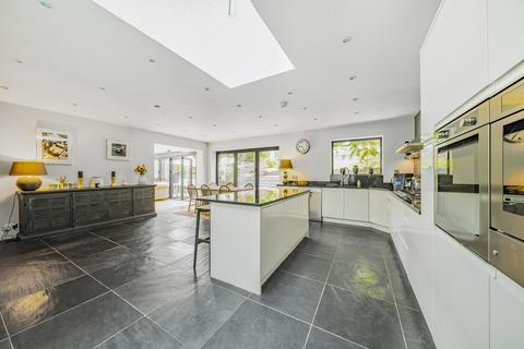 76 Manor Way, Guildford, GU2 7RR