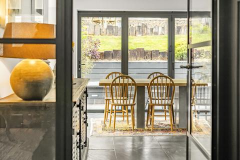 76 Manor Way, Guildford, GU2 7RR