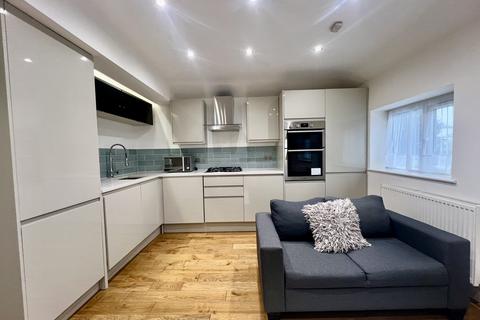 3 bedroom apartment to rent, Hillside Crescent, Harrow HA2