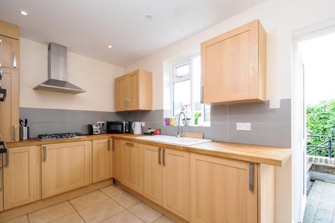 4 bedroom flat to rent, Bishops Road Fulham SW6