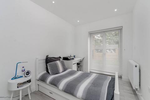 3 bedroom flat to rent, King's Road, Wimbledon, London, SW19