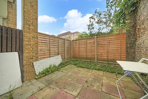 3 bedroom maisonette to rent, Willow Court, Eden Grove, London