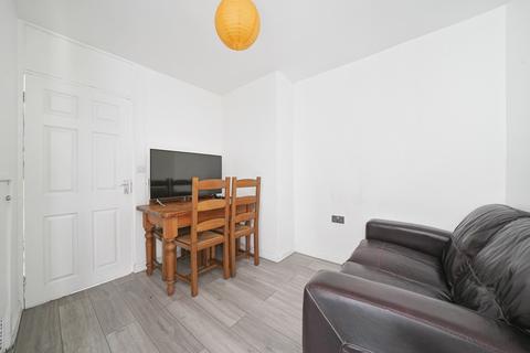 3 bedroom maisonette to rent, Willow Court, Eden Grove, London