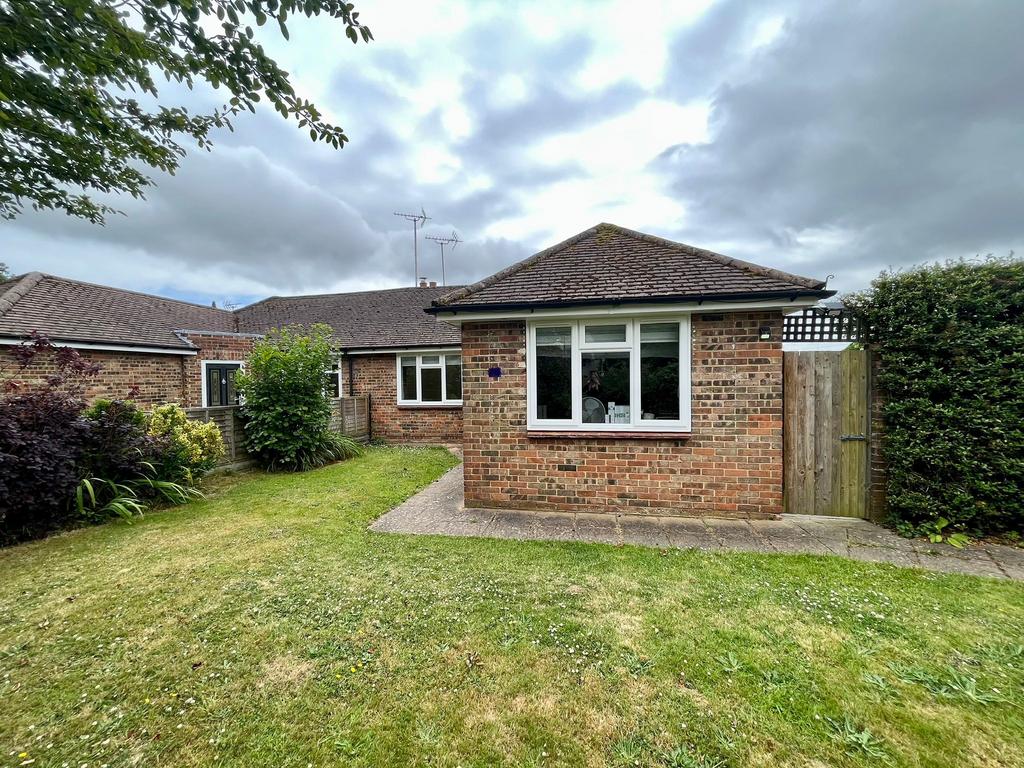 Manor Road, Burgess Hill 2 bed bungalow £1,500 pcm (£346 pw)