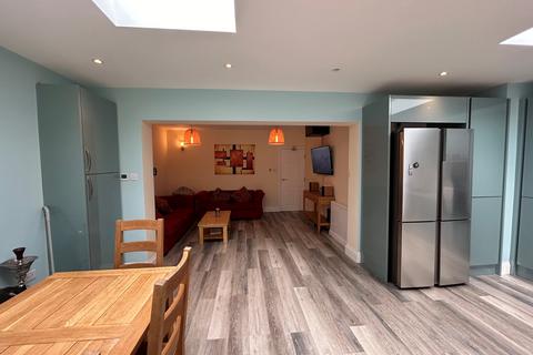 6 bedroom end of terrace house to rent, Burney Avene, Surbiton