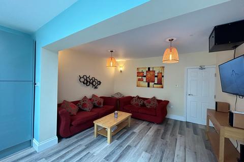 6 bedroom end of terrace house to rent, Burney Avene, Surbiton