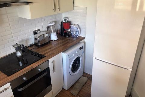 5 bedroom flat to rent, 5-Bed in Evenwood Close, Putney