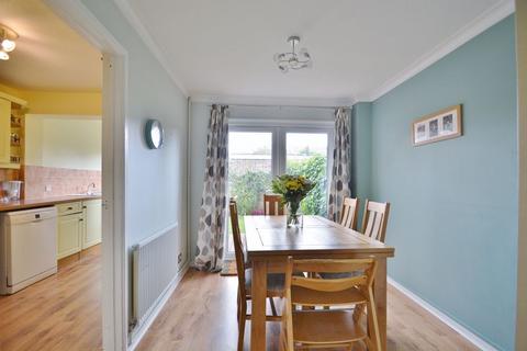 25 Lambert Walk, Thame, OX9 3DT
